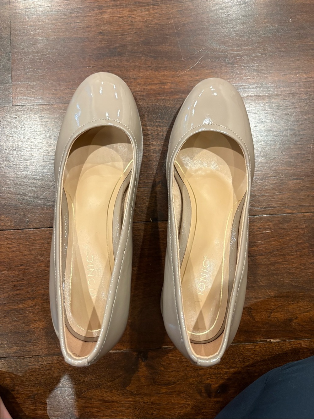 Vionic Crinkled Carmel Leather Pumps - Picture 7 of 8